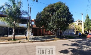 Amplia casa de 5 ambientes con fondo libre