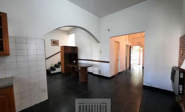 Amplia casa de 5 ambientes con fondo libre