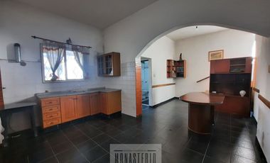 Amplia casa de 5 ambientes con fondo libre