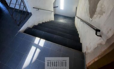 Amplia casa de 5 ambientes con fondo libre