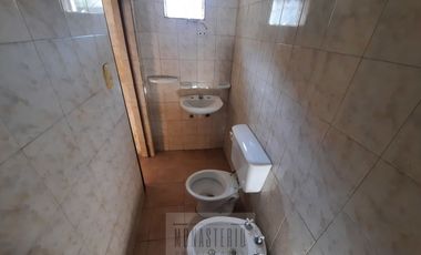 Amplia casa de 5 ambientes con fondo libre