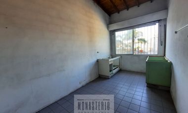 Amplia casa de 5 ambientes con fondo libre