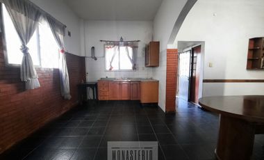 Amplia casa de 5 ambientes con fondo libre