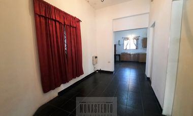 Amplia casa de 5 ambientes con fondo libre