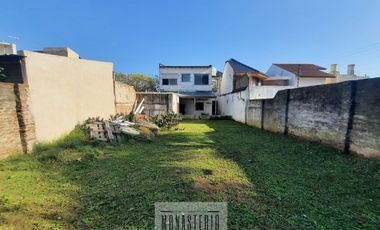 Amplia casa de 5 ambientes con fondo libre