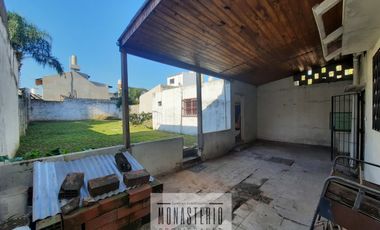 Amplia casa de 5 ambientes con fondo libre