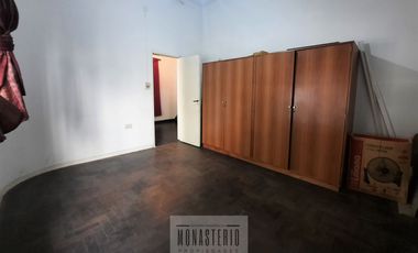 Amplia casa de 5 ambientes con fondo libre