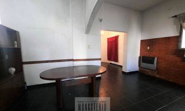 Amplia casa de 5 ambientes con fondo libre