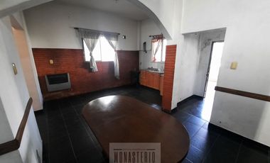 Amplia casa de 5 ambientes con fondo libre