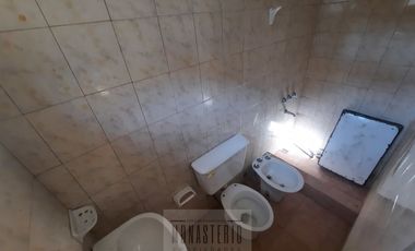 Amplia casa de 5 ambientes con fondo libre