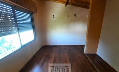 Amplia casa de 5 ambientes con fondo libre