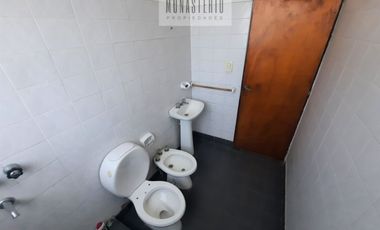 Amplia casa de 5 ambientes con fondo libre