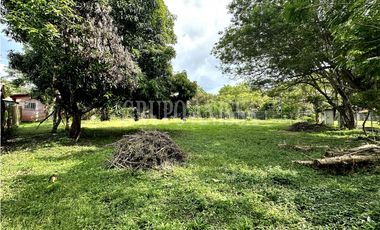 Oportunidad! Se Vende Hermoso Terreno de Esquina en Vía al Valle