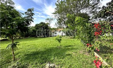 Oportunidad! Se Vende Hermoso Terreno de Esquina en Vía al Valle