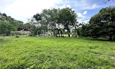 Oportunidad! Se Vende Hermoso Terreno de Esquina en Vía al Valle