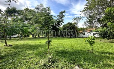 Oportunidad! Se Vende Hermoso Terreno de Esquina en Vía al Valle