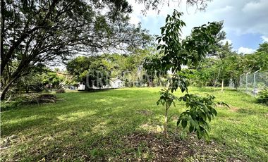 Oportunidad! Se Vende Hermoso Terreno de Esquina en Vía al Valle