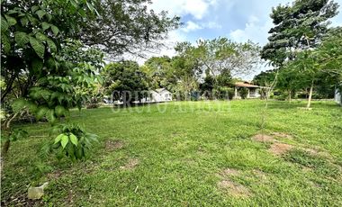 Oportunidad! Se Vende Hermoso Terreno de Esquina en Vía al Valle