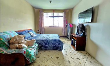 Vendo casa esquinera en Manta atrás del Coral