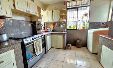 Vendo casa esquinera en Manta atrás del Coral