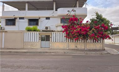 Vendo casa esquinera en Manta atrás del Coral