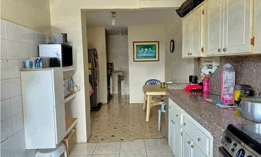 Vendo casa esquinera en Manta atrás del Coral