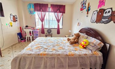 Vendo casa esquinera en Manta atrás del Coral