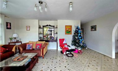 Vendo casa esquinera en Manta atrás del Coral