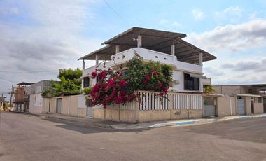 Vendo casa esquinera en Manta atrás del Coral