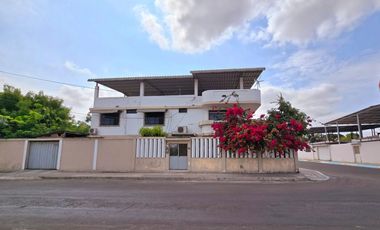 Vendo casa esquinera en Manta atrás del Coral
