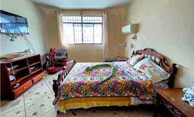 Vendo casa esquinera en Manta atrás del Coral