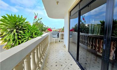 Vendo casa esquinera en Manta atrás del Coral