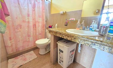 Vendo casa esquinera en Manta atrás del Coral