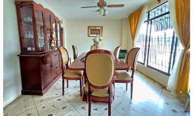 Vendo casa esquinera en Manta atrás del Coral