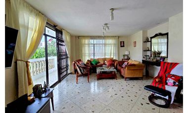 Vendo casa esquinera en Manta atrás del Coral