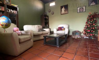 Casa restaurada en zona residencial con basto terreno.