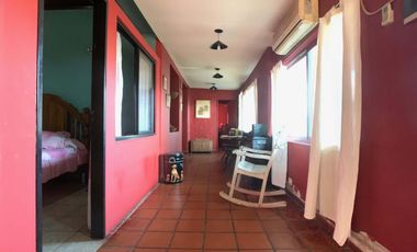 Casa restaurada en zona residencial con basto terreno.