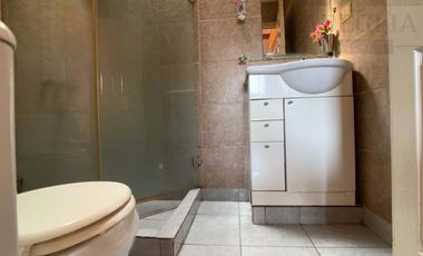 Casa restaurada en zona residencial con basto terreno.