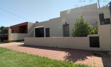 Casa restaurada en zona residencial con basto terreno.
