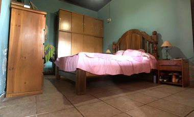 Casa restaurada en zona residencial con basto terreno.