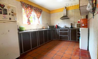 Casa restaurada en zona residencial con basto terreno.