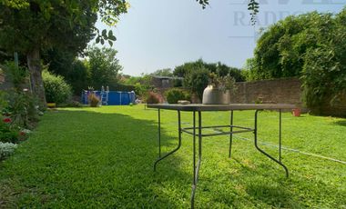 Casa restaurada en zona residencial con basto terreno.