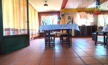 Casa restaurada en zona residencial con basto terreno.