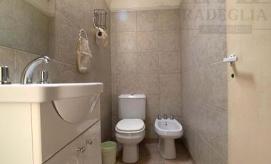 Casa restaurada en zona residencial con basto terreno.