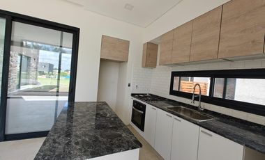 Casa con pileta en Santa Elisa Pilar del Este