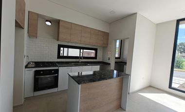 Casa con pileta en Santa Elisa Pilar del Este