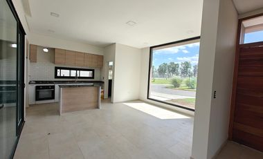 Casa con pileta en Santa Elisa Pilar del Este