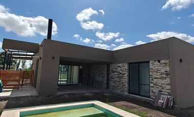 Casa con pileta en Santa Elisa Pilar del Este
