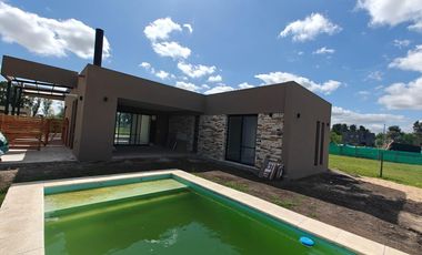 Casa con pileta en Santa Elisa Pilar del Este