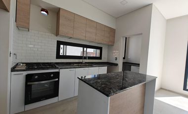 Casa con pileta en Santa Elisa Pilar del Este